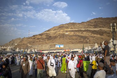 Mekke, Suudi Arabistan - 16 Haziran 2024: Hac sezonunda Mina, Suudi Arabistan 'daki Jamarat taşlama ayinine doğru yürüyen hacılar.