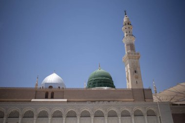 Suudi Arabistan 'daki Mescid Nabawi olarak da bilinen, Madinah' taki Peygamber Camii 'nde yeşil bir kubbe ve minareler..