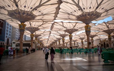 Medine, Suudi Arabistan - 29 Haziran 2024: Hac ve Umrah, Medine 'deki Hz. Muhammed Camii' ndeki dev otomatik şemsiyeler altında, diğer adıyla Mescid Nabawi, Suudi Arabistan.