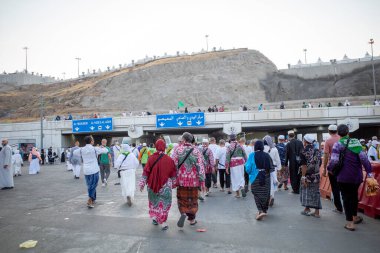 Mekke, Suudi Arabistan - 18 Haziran 2024: Hac mevsiminde Mina, Suudi Arabistan 'daki Jamarat taşlama ayinine doğru yürüyen Batik giysileri giyen Endonezyalı hacılar.