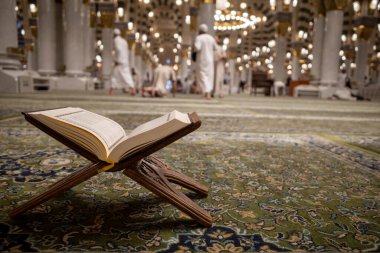 Kuran 'ın kutsal kitabı Suudi Arabistan' ın Medine kentindeki Hz. Muhammed Camii 'nde yeşil bir halının üzerinde açılır..