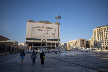 Medine, Suudi Arabistan - 3 Temmuz 2024: Madinah 'taki Alsalam Müzesi yakınlarındaki Hac ve Umrah hacıları ve güvercinleri.