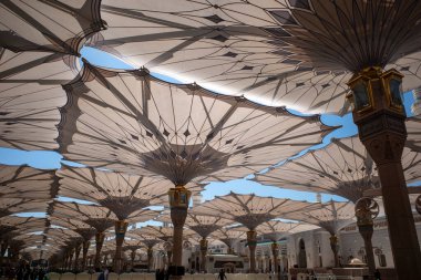 Suudi Arabistan 'ın Mescidi Nabawi olarak da bilinen Madinah' taki Kâhin Camii 'ndeki dev otomatik şemsiyeler..