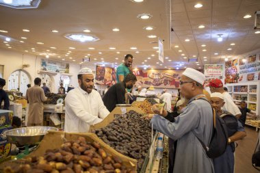 Medine, Suudi Arabistan - 2 Temmuz 2024: Hac mevsiminde Suudi Arabistan 'ın Medine kenti yakınlarındaki bir pazarda çeşitli taze tarih meyveleri.