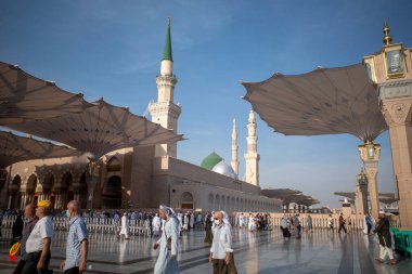 Medine, Suudi Arabistan - 29 Haziran 2024: Suudi Arabistan 'da Mescid Nabawi olarak da bilinen Hz. Muhammed Camii' ndeki dev otomatik şemsiyeler ve minareler.
