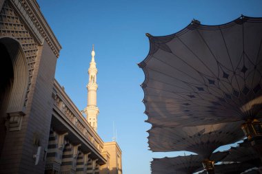 Suudi Arabistan 'da Mescid Nabawi olarak da bilinen Madinah' taki Kâhin Camii 'ndeki dev otomatik şemsiyeler ve minareler..