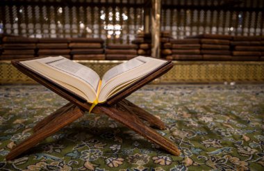 Kuran 'ın kutsal kitabı Suudi Arabistan' ın Medine kentindeki Hz. Muhammed Camii 'nde yeşil bir halının üzerinde açılır..