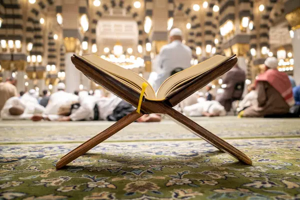 Kuran 'ın kutsal kitabı Suudi Arabistan' ın Medine kentindeki Hz. Muhammed Camii 'nde yeşil bir halının üzerinde açılır..