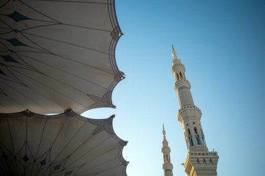 Suudi Arabistan 'da Mescid Nabawi olarak da bilinen Madinah' taki Kâhin Camii 'ndeki dev otomatik şemsiyeler ve minareler..