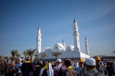 Medine, Suudi Arabistan - 30 Haziran 2024: Quba Camii 'ndeki Hac ve Umrah hacıları, Nabawi Camii yakınlarındaki ilk cami olduğu sanılıyor..