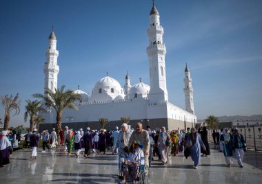 Medine, Suudi Arabistan - 30 Haziran 2024: Quba Camii 'ndeki Hac ve Umrah hacıları, Nabawi Camii yakınlarındaki ilk cami olduğu sanılıyor..
