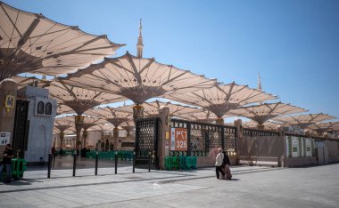 Medine, Suudi Arabistan - 30 Haziran 2024: Hac ve Umrah, Medine 'deki Hz. Muhammed Camii' ndeki dev otomatik şemsiyeler altında, diğer adıyla Mescid Nabawi, Suudi Arabistan.