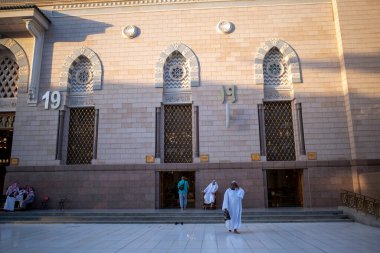 Medine, Suudi Arabistan - 29 Haziran 2024: Hac ve Umrah hacıları, Suudi Arabistan 'ın Medine kentindeki Hz..