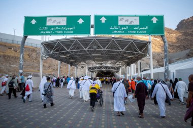 Mina, Suudi Arabistan - 18 Haziran 2024: Hac mevsiminde Mina, Suudi Arabistan 'daki Jamarat taşlama ayinine doğru yürüyen hacılar.