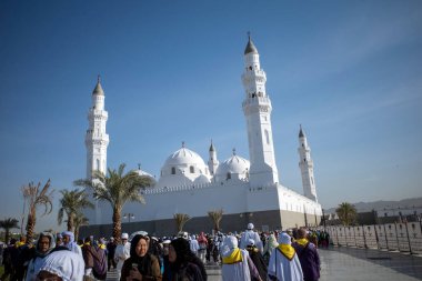 Medine, Suudi Arabistan - 30 Haziran 2024: Quba Camii 'ndeki Hac ve Umrah hacıları, Nabawi Camii yakınlarındaki ilk cami olduğu sanılıyor..