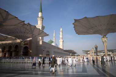 Medine, Suudi Arabistan - 30 Haziran 2024: Hac ve Umrah, Medine 'deki Hz. Muhammed Camii' ndeki dev otomatik şemsiyeler altında, diğer adıyla Mescid Nabawi, Suudi Arabistan.