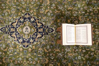 Suudi Arabistan 'ın Medine kentindeki Mescid Nabawi' de, Hz. Peygamber Camii 'nde yeşil bir halının üzerine Kur' an 'ın kutsal bir kitabı açıldı..
