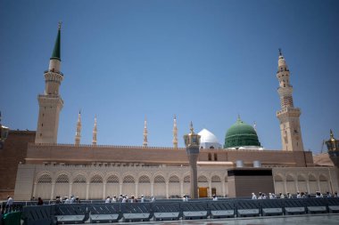 Suudi Arabistan 'daki Mescid Nabawi olarak da bilinen, Madinah' taki Peygamber Camii 'nde yeşil bir kubbe ve minareler..