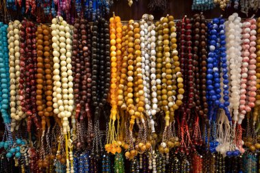 Hac mevsiminde Suudi Arabistan 'ın Medine kenti yakınlarındaki bir pazarda renkli dua boncukları..
