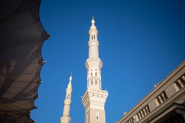 Suudi Arabistan 'da Mescid Nabawi olarak da bilinen Madinah' taki Kâhin Camii 'ndeki dev otomatik şemsiyeler ve minareler..