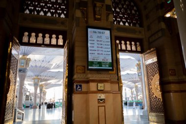 Medine, Suudi Arabistan - 3 Temmuz 2024: Peygamber Camii, Mescid Nabawi, Medine, Suudi Arabistan girişi yakınlarındaki dua zamanları.