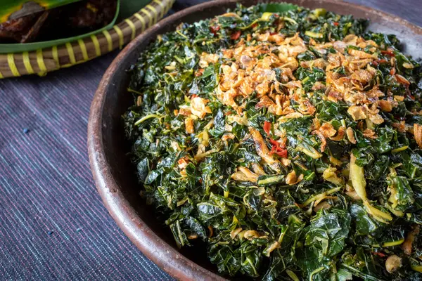 Sayur Daun Pepaya, papaya yaprağı sebzesi, Endonezya 'da geleneksel bir Java mutfağı..