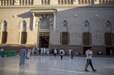Medine, Suudi Arabistan - 4 Temmuz 2024: Hac ve Umrah hacıları, Suudi Arabistan 'ın Medine kentindeki Hz..
