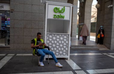 Medine, Suudi Arabistan - 29 Haziran 2024: Medine, Suudi Arabistan 'da kontörlü bir cep telefonu kredi satıcısı.