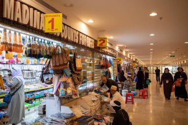 Medine, Suudi Arabistan - 1 Temmuz 2024: Medine, Suudi Arabistan 'daki Nabawi camii yakınlarındaki yeraltı pazarları, hediyelik eşyaları oldukça ucuz fiyatlara satıyor.