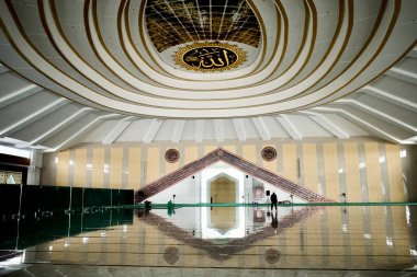 Magelang, Endonezya - 9 Kasım 2024: Masjing Agung Jawa Tengah 'ın İçi, Endonezya' nın Magelang şehrindeki Büyük Cava Camii.