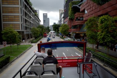 Singapur - 29 Kasım 2024: Orchard Rd Singapur 'daki şehir tur otobüsünden düzenli, sakin ve rahat bir trafik görüntüsü.