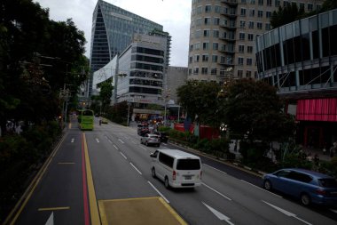 Singapur - 29 Kasım 2024: Orchard Rd Singapur 'da düzenli, sakin ve rahat bir trafik görüntüsü