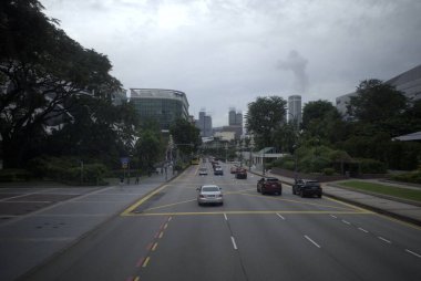 Singapur - 29 Kasım 2024: Orchard Rd Singapur 'da düzenli, sakin ve rahat bir trafik görüntüsü