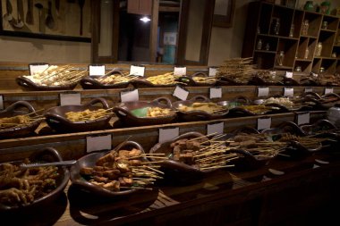 Innards satay, tofu satay, tempeh satay ve Angkringan 'da çeşitli geleneksel atıştırmalıklar, Endonezya Yogyakarta' da lezzetli sokak yemekleri.