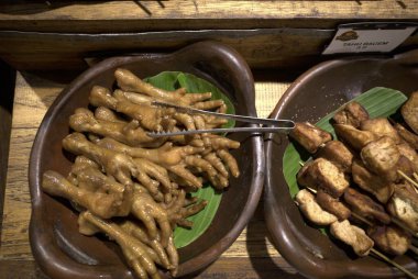 Angkringan 'da kızarmış tavuk ayağı ve tofu satay, Endonezya Yogyakarta' da lezzetli sokak yemekleri..