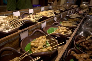 Innards satay, tofu satay, tempeh satay ve Angkringan 'da çeşitli geleneksel atıştırmalıklar, Endonezya Yogyakarta' da lezzetli sokak yemekleri.
