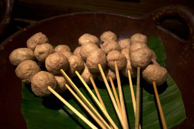 Angkringan 'da köfte satay, Endonezya Yogyakarta' da lezzetli sokak yemekleri..