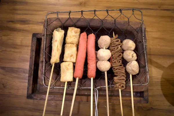 Izgara iç organları satay, tofu satay, et sosisi ve köfte satay Angkringan 'da, Endonezya Yogyakarta' da lezzetli sokak yemekleri.