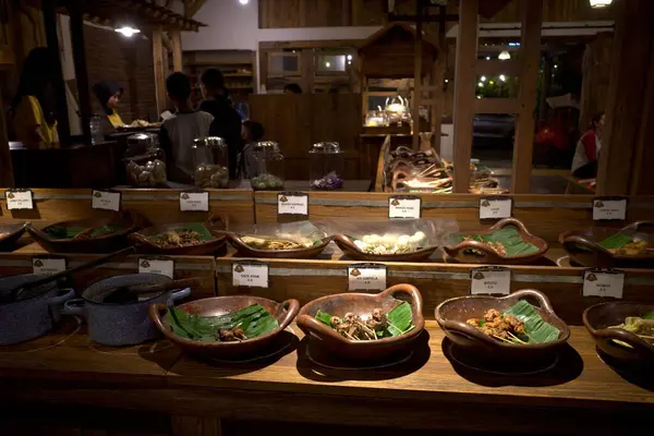 Yogyakarta - Endonezya, 10 Nisan 2025: Innards satay, tofu satay, tempeh satay ve Angkringan 'da çeşitli geleneksel atıştırmalıklar, Endonezya Yogyakarta' da lezzetli sokak yemekleri.