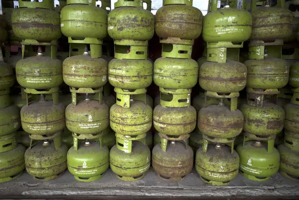 Yogyakarta, Endonezya - 14 Kasım 2024: Düşük gelirli Endonezyalılar için sübvanse edilmiş yeşil LPG gaz silindirleri.