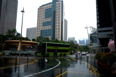 Singapur - 29 Kasım 2024: SG otobüsü, Singapur 'da çevre dostu bir otobüs, toplu taşıma aracı, şehirlerarası toplu taşıma aracı.