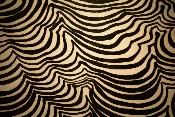 Dalgalı çizgiler desenli siyah beyaz arkaplan.