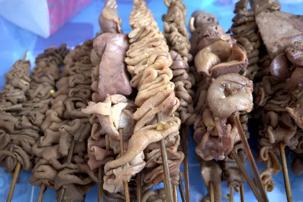 Innards satay on Angkringan, lezzetli sokak yemekleri Yogyakarta, Endonezya.