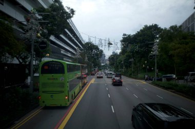 Singapur - 29 Kasım 2024: SG otobüsü, Singapur 'da çevre dostu bir otobüs, toplu taşıma aracı, şehirlerarası toplu taşıma aracı.