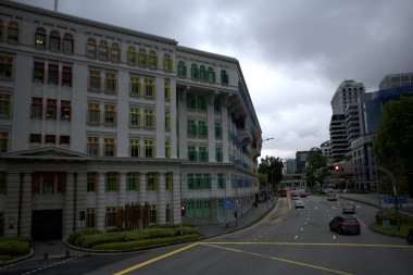 Singapur - 29 Kasım 2024: Singapur 'daki Dijital Kalkınma ve Bilgi Bakanlığı (MDDI) yakınlarındaki Hill Caddesi' nde düzenli trafik.