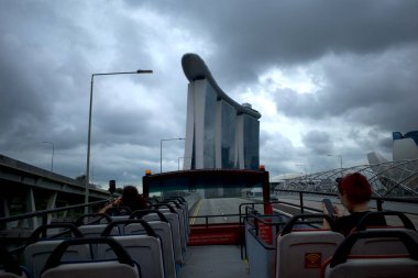 Singapur - 29 Kasım 2024: Marina Bay, Singapur yakınlarındaki şehir turu otobüsünden düzenli, sakin ve rahat bir trafik görüntüsü.