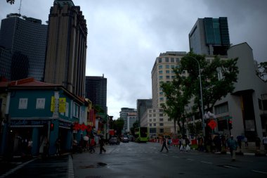 Singapur - 29 Kasım 2024: İnsanlar Singapur 'daki Arap caddesinin yoğun trafiğinde karşıdan karşıya rahatça geçiyor.