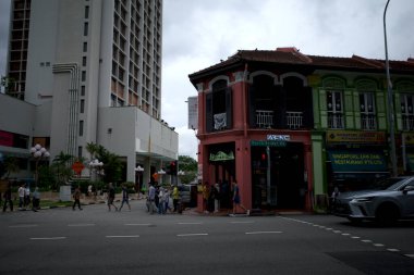Singapur - 29 Kasım 2024: İnsanlar Singapur 'daki Kuzey Biridge Yolu' nun yoğun trafiğinde karşıdan karşıya rahatça geçiyor.