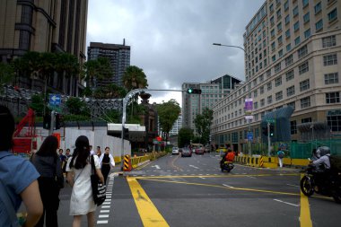 Singapur - 29 Kasım 2024: İnsanlar Ophir Rd, Singapur 'un yoğun trafiğinde karşıdan karşıya rahatça geçiyor.