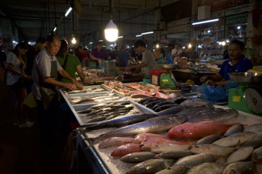 Batam-Endonezya, 30 Kasım 2024: Endonezya 'nın Batam kentindeki Pasar Penuin Islak Pazarı' nda buzda çeşitli taze balıklar.